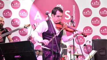 Ferda Anıl Yarkın Şarkılarını Anneler İçin Söyledi