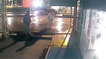 Güvenlik Kamerasını Fark Edince Kopardıkları Bayrağı Öpmeye Başladılar