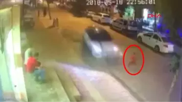 Minik Çocuğun Otomobilin Altında Kalmaktan Kurtulduğu Anlar Kamerada