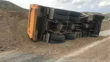Hafriyat Kamyonu Devrildi, Sürücü Yaralandı