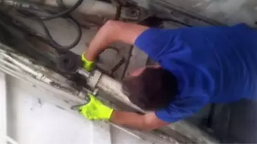 Eli Çöp Kamyonunun Pistonuna Sıkışan Temizlik İşçisinin Kurtarılma Anları Kamerada