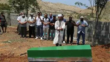 9 Mültecinin Cesedi KKTC'de Toprağa Verildi
