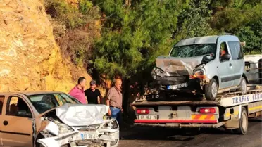 Alanya'da 2 Otomobil Kafa Kafaya Çarpıştı: 1'i Ağır 5 Yaralı