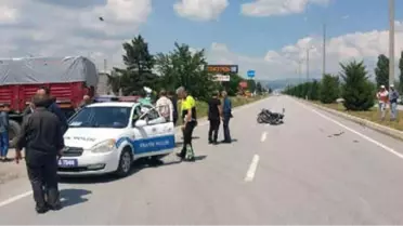 Kasksız ve Ehliyetsiz Motosikletli Tır'a Çarpıp Yaralandı