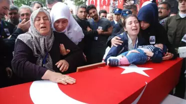 Minik Kerem Şehit Babasını Tabutunun Üzerinde Son Yolculuğuna Uğurladı