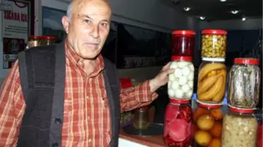 Balık ve Yumurtanın da Aralarında Olduğu 84 Çeşit Turşu Yapıyor