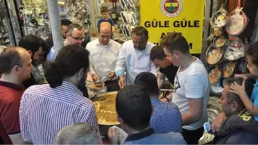 Fenerbahçeli Taraftar, Aziz Yıldırım'ın Seçimi Kaybetmesinin Ardından Helva Dağıttı