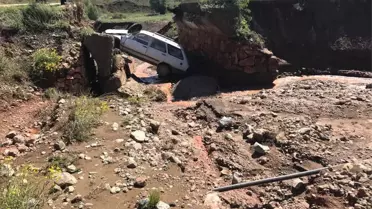 Yağmurda Çöken Menfeze Otomobil Düştü: 3 Yaralı