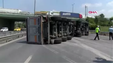 İstanbul- Basın Ekspres Yolu'nda Bakır Yüklü Kamyon Devrildi; 2 Şerit Trafiğe Kapandı