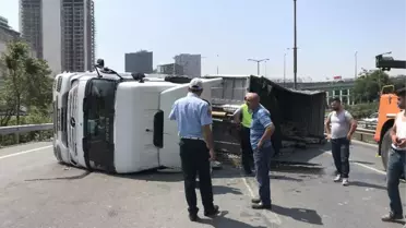 Tem Otoyolunda Virajı Alamayan Bakır Yüklü Tır Yan Yattı