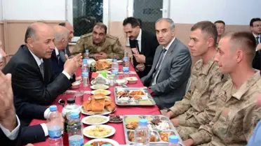Vali Azizoğlu, Mehmetçik'le İftar Yaptı