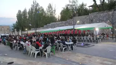 Başkale'de Vatandaşlar Hep Birlikte İftarda Buluştu