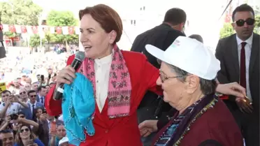 Kefen Parasıyla Yaptığı Bileziği Akşener'e Taktı