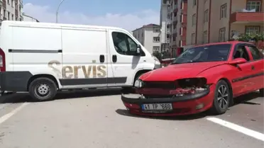 Yola Çıkmak İsteyen Minibüs ile Otomobil Çarpıştı: 2 Yaralı