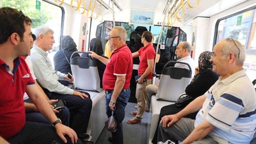 Başkan Karaosmanoğlu, Vatandaşlarla Tramvayda Bir Araya Geldi
