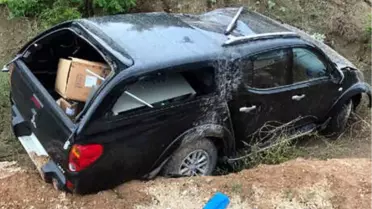 Kamyonet Şarampole Yuvarlandı: 2 Polis Yaralı