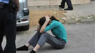 Tartıştığı Kocasını Bıçaklayarak Öldürdü; Yolda Otururken Bulundu