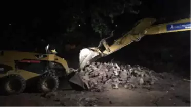 Menemen'de Selde Mahsur Kalan 3 Kişi Kurtarıldı