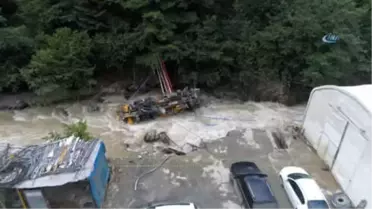 Selde Dereye Yuvarlanan İş Makinesinin Şoförü: 'Beton Pompasını Kurtarmak İçin Aracın İçindeydim....