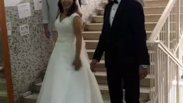 Gelinlik ve Damatlıkla Oy Kullanmaya Geldiler