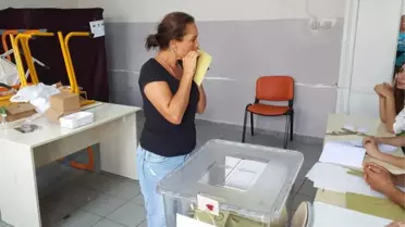Hülya Avşar ve Kızı Zehra Çilingiroğlu Oy Vermeye Birlikte Geldi