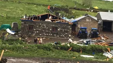 Kars'ta Şiddetli Fırtına Çatıları Yerinden Söktü