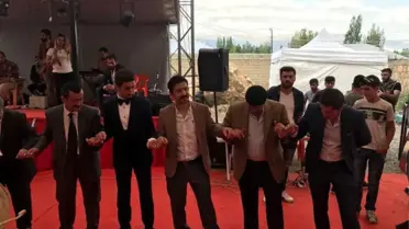 Kaymakam Öztürk, Genç Çiftin Düğününe Katılarak Halay Çekti