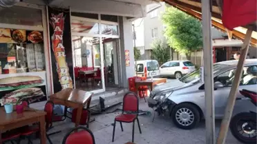 Kontrolden Çıkan Otomobil Lokantaya Girdi