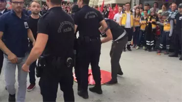 Şehit Cenazesinde CHP Çelengini Parçaladılar