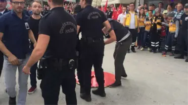 Şehit Cenazesinde CHP Çelengini Parçaladılar