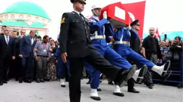 Şehit Uzman Çavuş Özkan'ın Cenazesinde CHP Çelengi Gerginliği