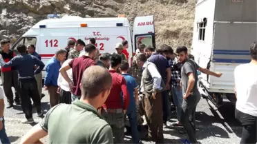 Askeri Araç Şarampole Yuvarlandı: 1 Ölü, 3'ü Asker 12 Yaralı