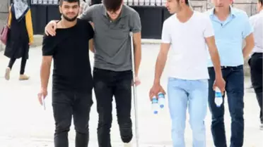 Ayağındaki Bandajı Çıkarıp, Koltuk Değnekleriyle Sınava Girdi