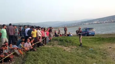 Hatay'da Yüzmeye Giden Baba, Üvey Kızları İle Birlikte Gölette Kayboldu
