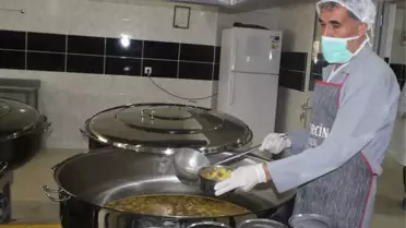 Yaşlı ve Kimsesizlerin Sıcak Yemeği Kapılarına Gidiyor