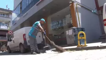 Süpürgesi ile Köpeğe Masaj Yapan Temizlik İşçisi Konuştu