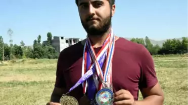 Dünya Şampiyonu Oldu, Tarlada Ot Biçiyor