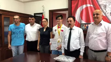 Şampiyon Satranççıdan Kaymakam Eskioğlu'na Ziyaret