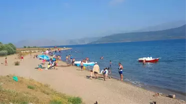 Sıcaktan Bunalanlar Kendini Van Gölü'nün Serin Sularına Bırakıyor
