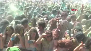 İstanbul Binlerce Genç Color Fest ile 'Yoğurda Renk Kattı'