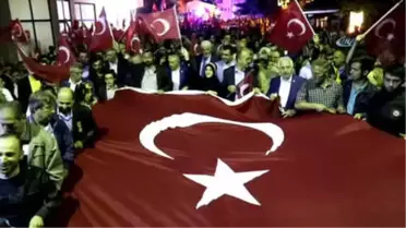 Gümüşhane'de 15 Temmuz Anma Programı... Yüzlerce Vatandaş Ellerinde Türk Bayraklarıyla Yürüdü