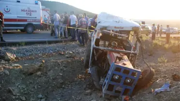 Traktörün Şarampole Yuvarlandığı Kazada 3 Ölü, 32 Yaralı