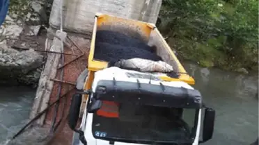 Üzerinden Kamyon Geçtiği Sırada Köprü Çöktü