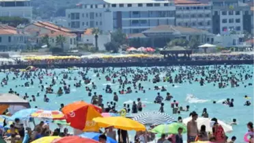 Çeşme'de Sıcaktan Bunalanlar Plaja Akın Etti, Denizde İğne Atsan Yere Düşmez