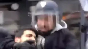 Fransa'da Macron'un Güvenlik Danışmanı Polis Kılığında Eylemci Dövdü