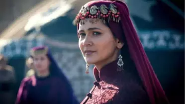 Oyuncu Gülsim Ali İlhan'a 'Bohçanı Topla' Diye Mesajlar Atan Hayranı Hakkında Soruşturma Başlatıldı
