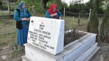 Eşinin Bulunması İçin Şehit Oğlunun Mezarında Dualar Ediyor