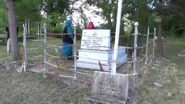 Eşinin Bulunması İçin Şehit Oğlunun Mezarında Dua Ediyor