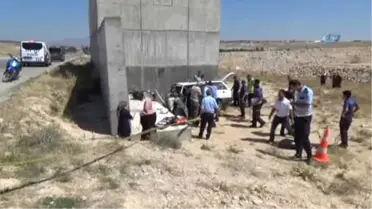 Otomobil Köprülü Kavşağın Beton Ayağına Çarptı: 2 Ölü, 4 Yaralı