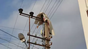 Evin Balkonundan Uçan Halı Elektrik Tellerinin Üzerine Düştü